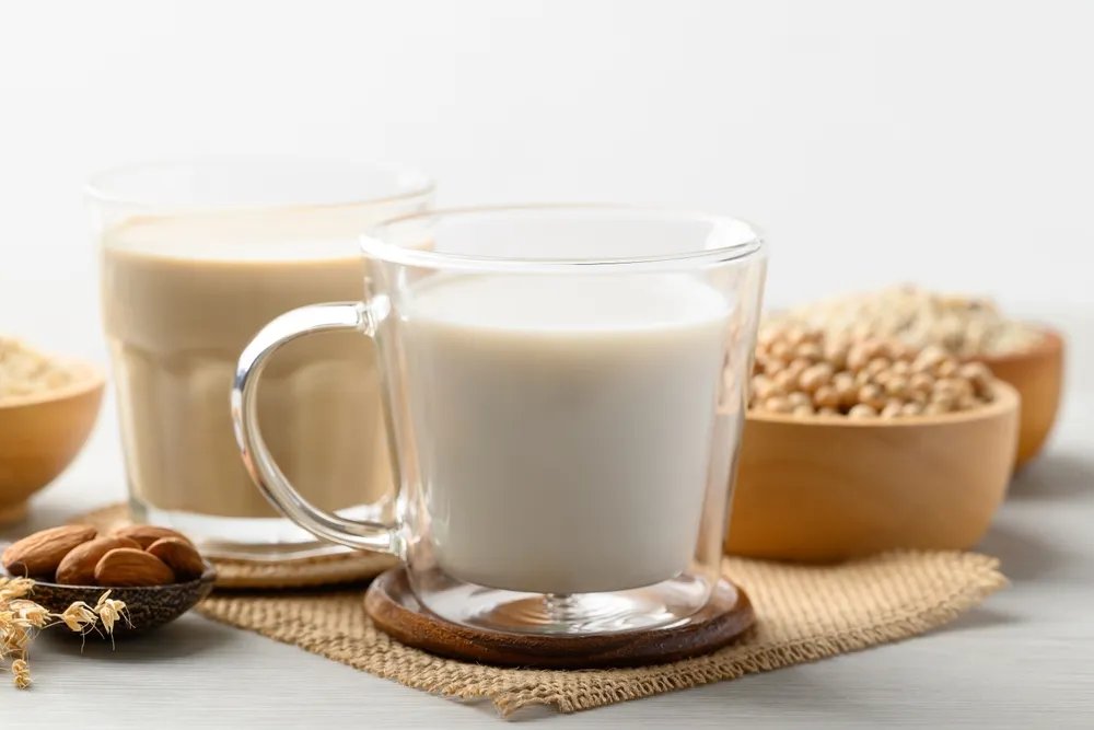 Ovseno ili bademovo mleko - koji napitak je bolji izbor za zdravlje?