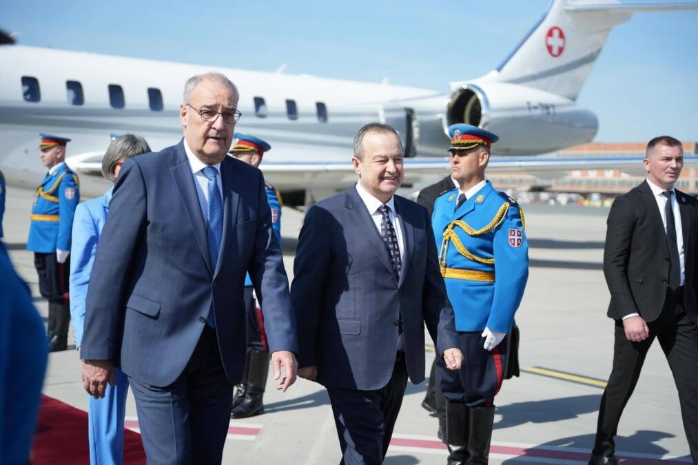 PREDSEDNIK ŠVAJCARSKE KONFEDERACIJE SLETEO U BEOGRAD Parmelana dočekao ministar Ivica Dačić uz poruku: "Poštovani predsedniče, dobro došli u Srbiju!" (FOTO)