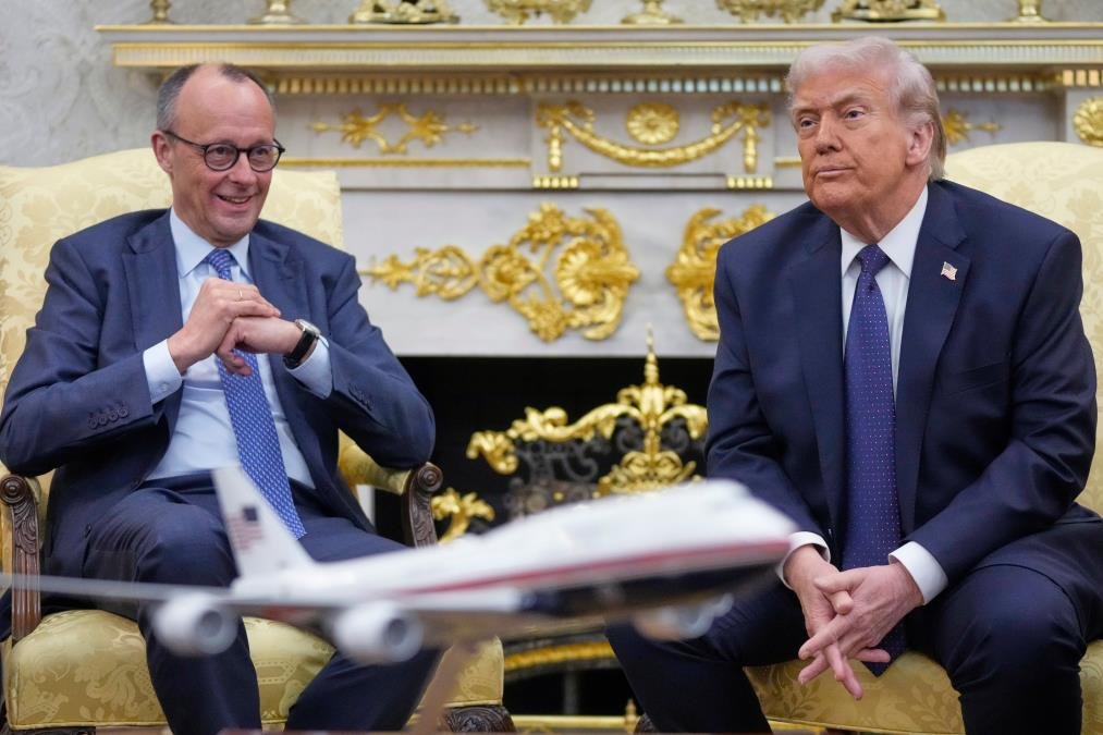 "IRANSKE VLASTI PONIZILE ČITAVU AMERIČKU NACIJU" Merc nikada oštriji prema Trampovim pregovaračkim veštinama, dok Teheran traži izlaz preko Rusije (FOTO)