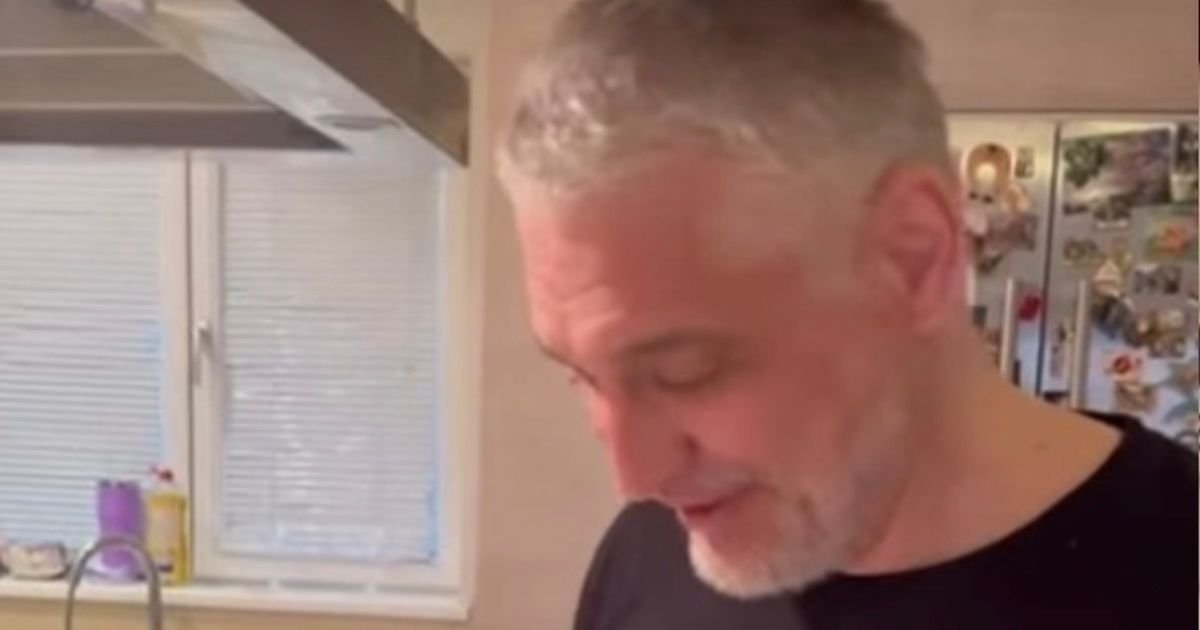 Čeda Jovanović pokazao sa kim se mazi u ranim jutarnjim časovima: "Ja u fotelji, a ona gde god želi na meni"