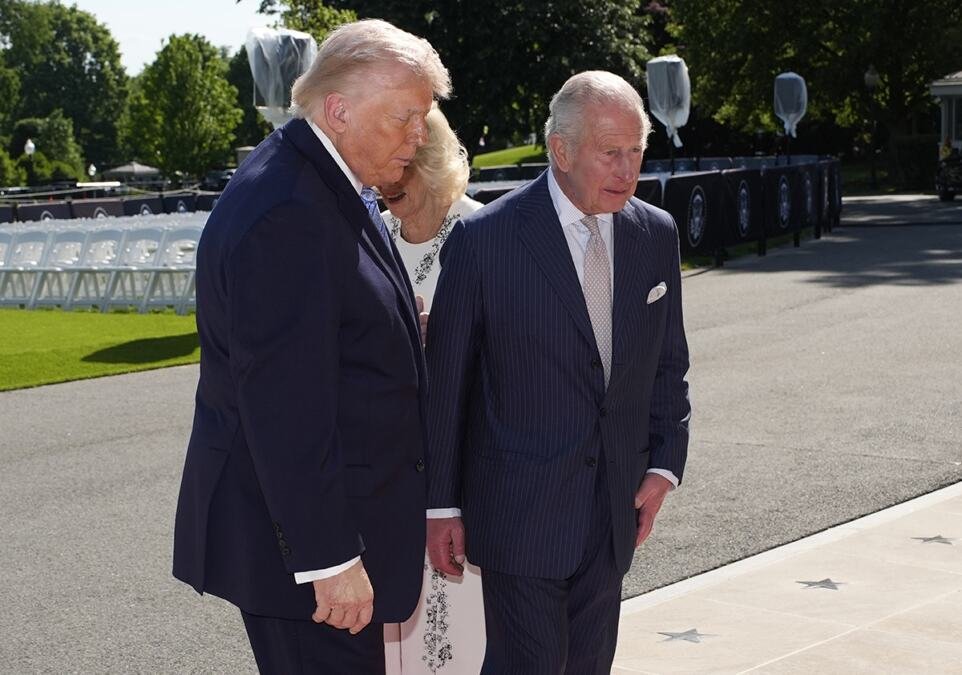 "AKO PUTIN TO URADI, ZBRISAĆE SVE..." Čitač sa usana otkrio šta je Tramp rekao kralju Čarlsu! Nadrealan razgovor ispred Bele kuće: Monarh ga "PRESEKAO"