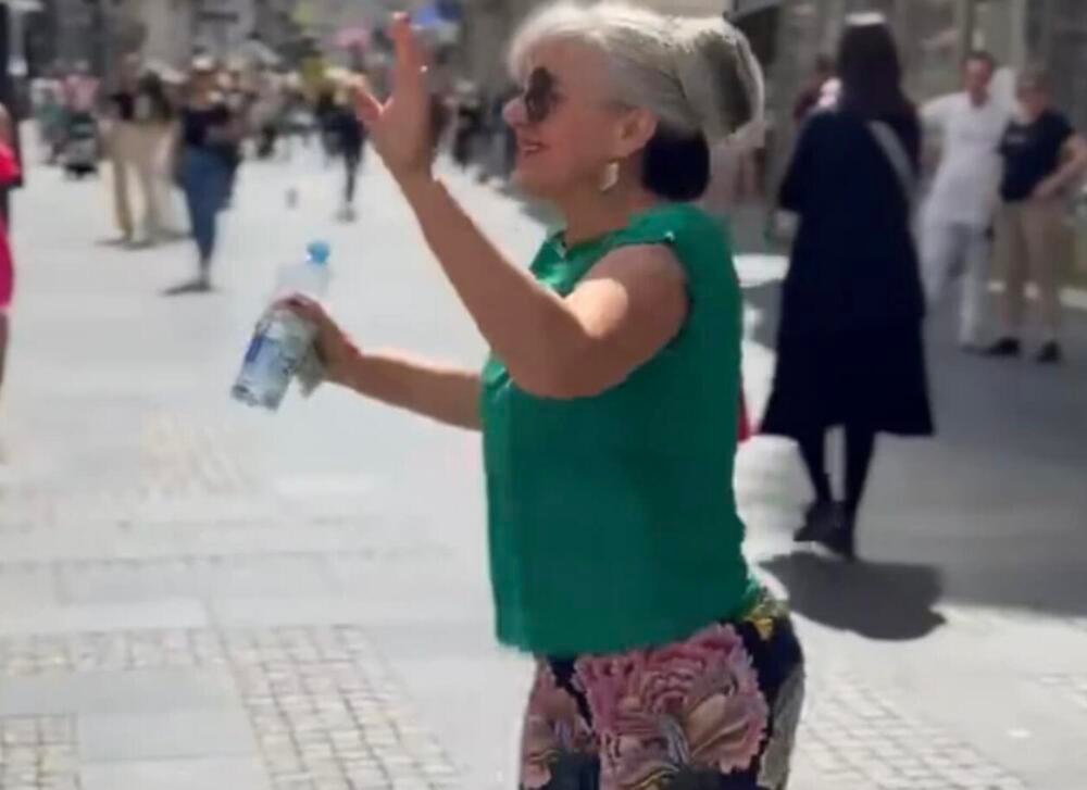 ŽENA PRIŠLA ULIČNOJ PEVAČICI U KNEZU I URADILA NEŠTO NESVAKIDAŠNJE: Ljudi gledali u čudu, SVE JE SNIMLJENO (VIDEO)