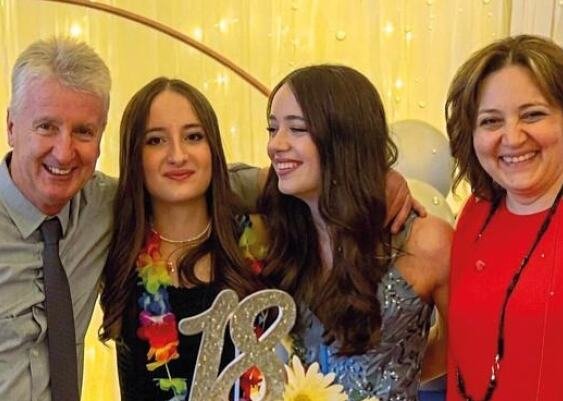 MAJKA I ĆERKA UBIJENE OPAKIM OTROVOM, NIŽU SE JEZIVE TEORIJE: Sumnjali na sestru, sada se pojavio MISTERIOZNI PRIJATELJ! "Ko god je to uradio, dobro je ZNAO..."