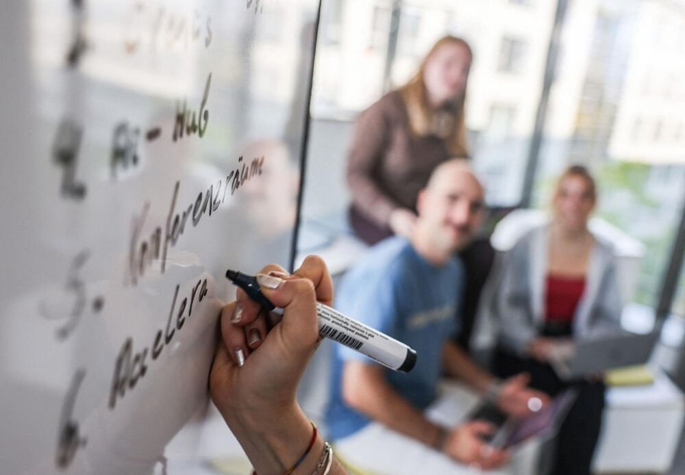 VEŠTAČKA INTELIGENCIJA ĆE ZNAČAJNO PROMENITI TRŽIŠTE RADA? Ova zanimanja su PRVA NA UDARU, neka bi mogla da NESTANU