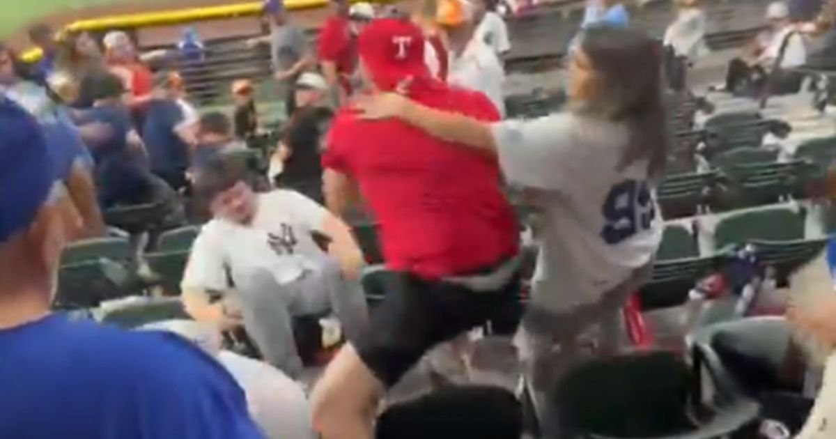 Tuča na tribinama: Provokacija izazvala frku, navijač pao u drugi red tribina, pesnice sevale sa svih strana!