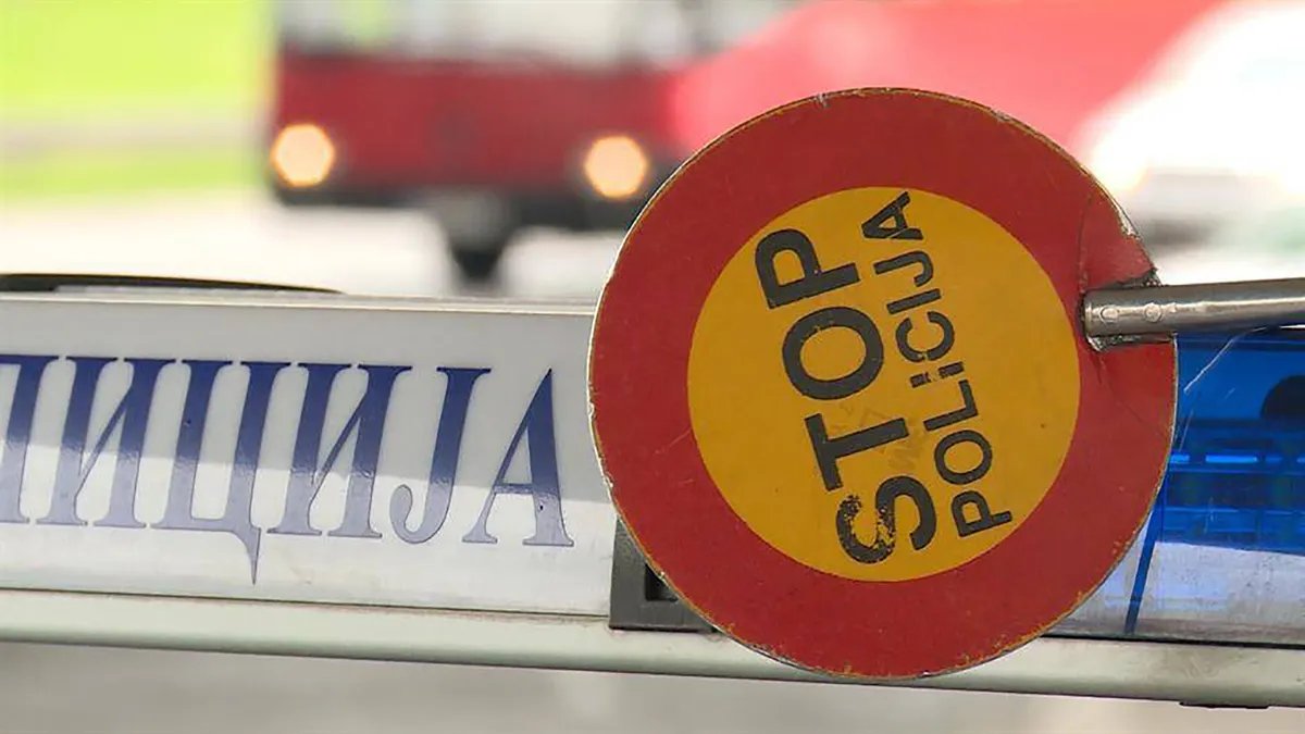 Saobraćajna zaustavila automobil kod Niša, a onda je usledila neviđena drama: Vozač alkotestiran, saputnica pokušala da pobegne, pa upala u šaht iz kog su je izvlačili vatrogasci