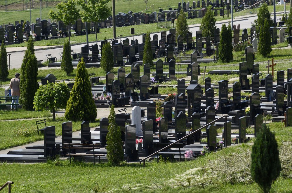 ČULI LUPANJE IZ GROBA PA ZVALI POLICIJU! Čudni zvuci dolazili iz sanduka, obdukcija otkrila da je TELO POKOJNIKA...