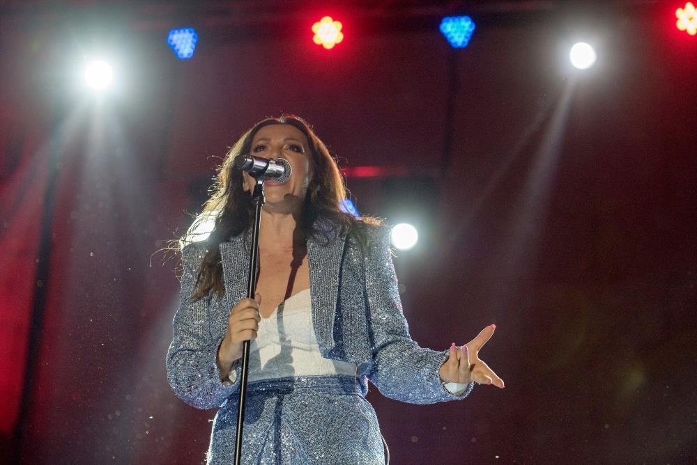 "NA MOM NASTUPU SAMO KONOBAR I JA" Pevačica o teškim počecima: Teško je graditi karijeru  bez moćnog ljubavnika