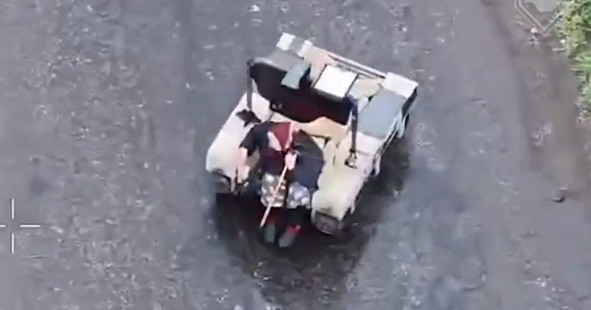 "BAKO, UPADAJ!" Robot spasio staricu na liniji fronta u Ukrajini! Jedva hodala sa dva štapa, a onda je stigao!