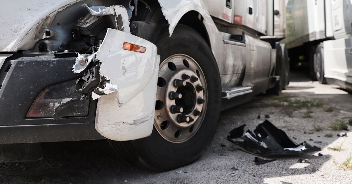 Kamion silovito naleteo na "golfa": Stvaraju se dugačke kolone!