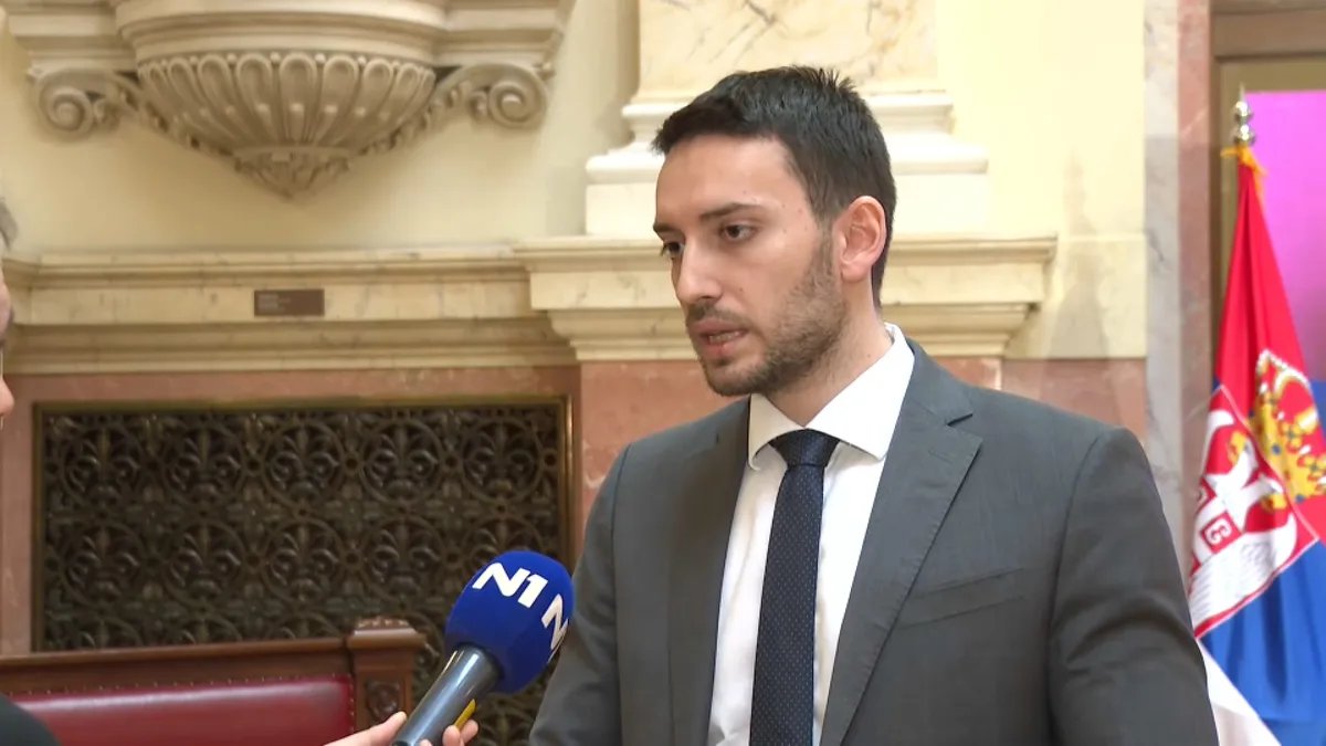 Grbović kažnjen sa 10 odsto plate, poslanicima ZLF i SNS odobreno pravo na zakup stana i naknada za odvojeni život