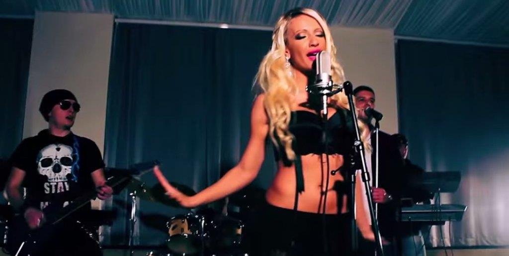 PUBLIKA JE PAMTI KAO ZGODNU PLAVUŠU: Pevačica o kojoj su svi pričali se vraća na scenu posle medijske ilegale