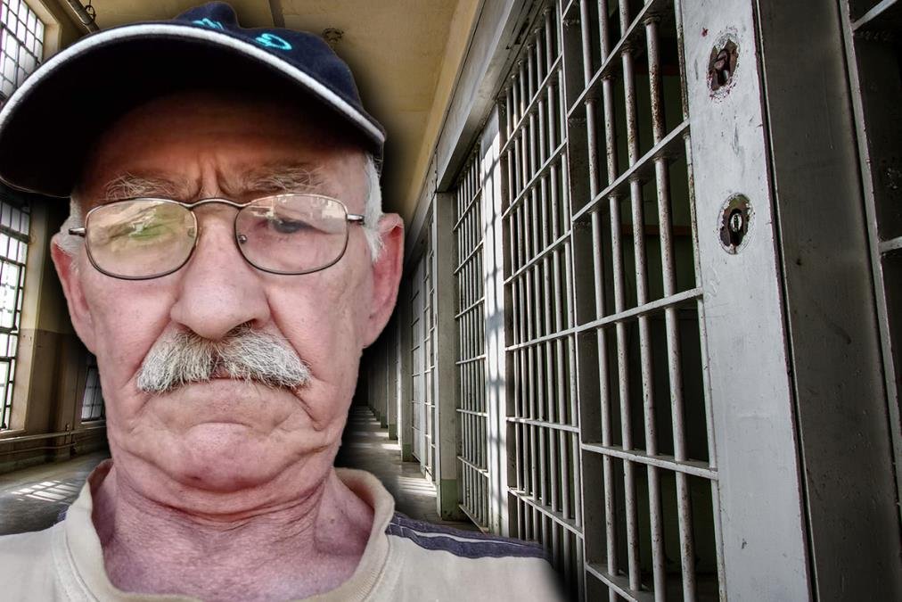 NA SUĐENJU ZAPOSLENIMA U PADINSKOJ SKELI PRIKAZANI SNIMCI PENZIONERA UBIJENOG U ZATVORU: Teško hoda kroz hodnike, a onda ga osuđenici i stražar nose u ćebetu!