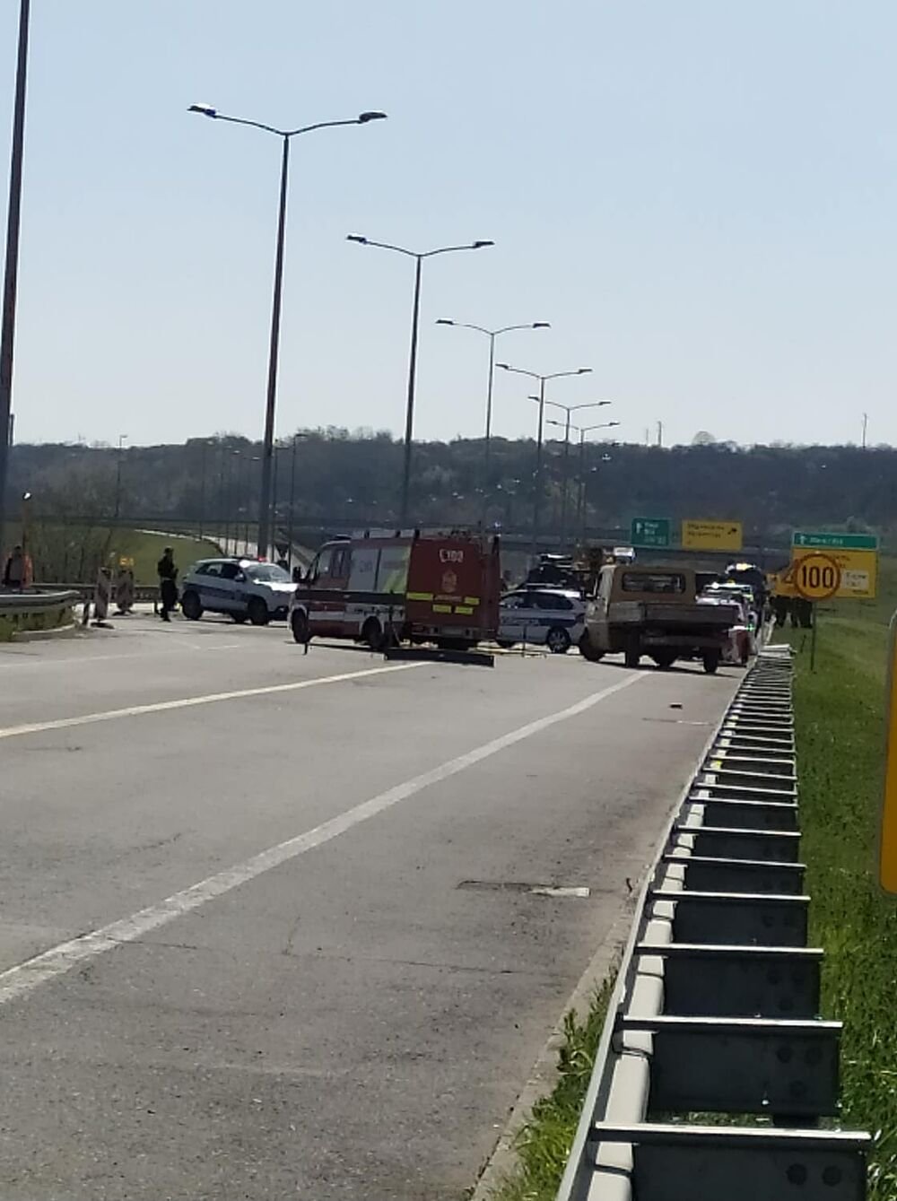 AUTOMOBILOM PRETICAO PREKO DUPLE LINIJE, ŠLEPER UDARIO U BANKINU DA IZBEGNE KATASTROFU! Užas i kod Ostružnice