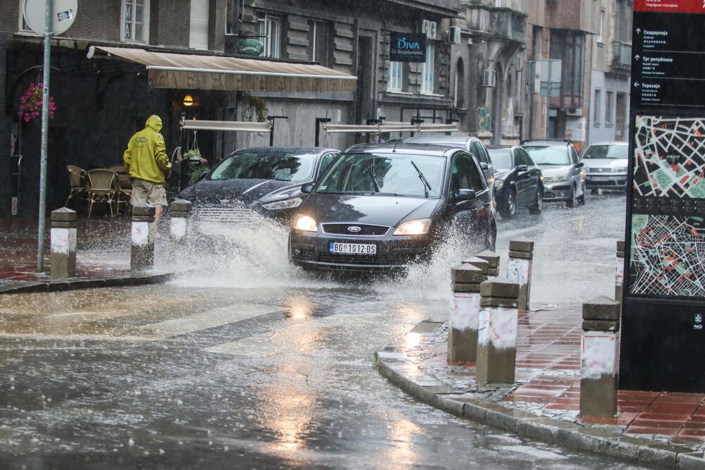 Od 15 časova ovi delovi Srbije su na udaru pljuskova sa grmljavinom: Temperatura će pasti za 10 stepeni - evo kad