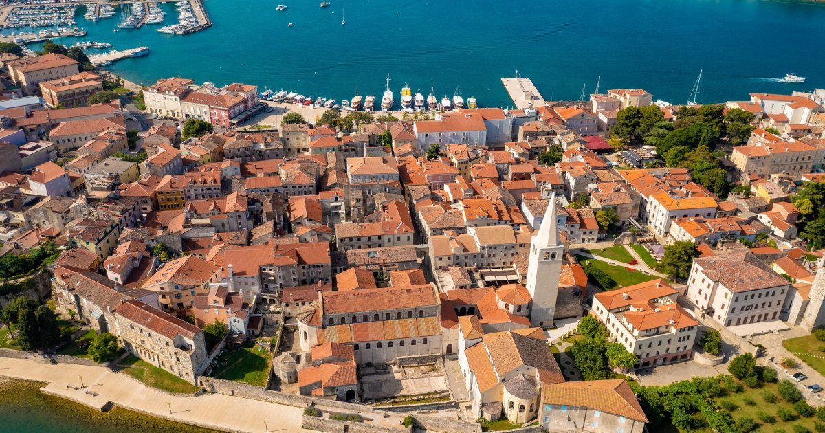 Tolika je njegova površina, da se može obići i peške: Na svakom koraku su brojne znamenitosti i mnoštvo plaža