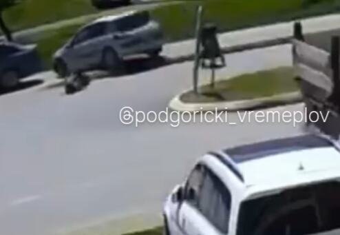 UZNEMIRUJUĆI SNIMAK! "Pokosio" majku koja je gurala bebu u kolicima na PEŠAČKOM! Stravična saobraćajna nesreća u Ulcinju