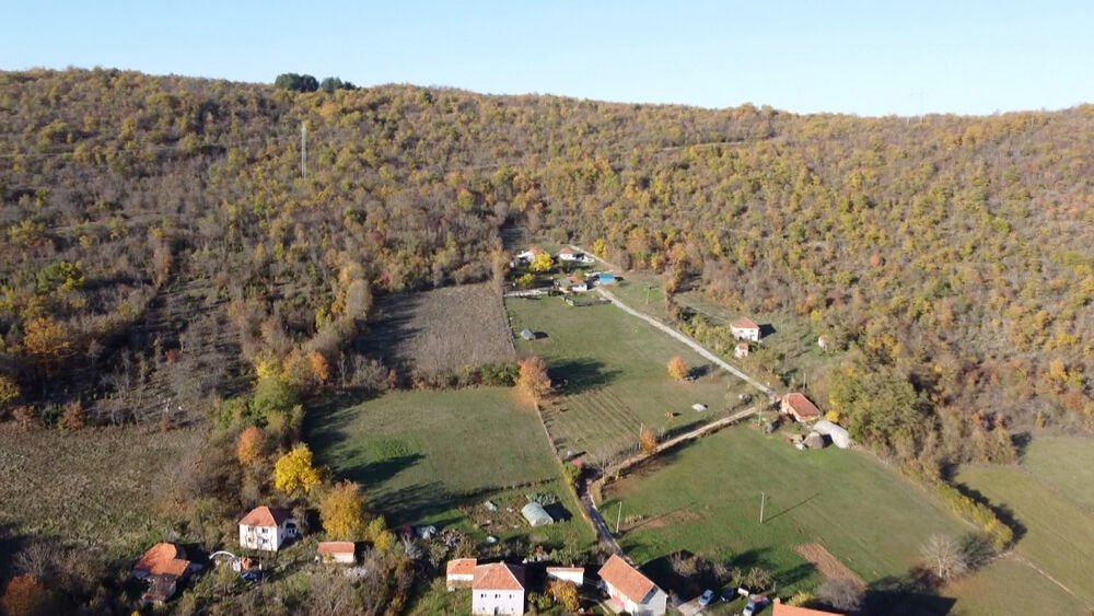 Fotografija iz Krupnja rasplakala i najtvrđa srca: Zaspao ležeći na plišanom medi! (FOTO)