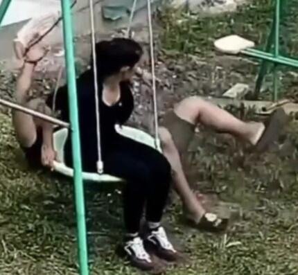 (VIDEO) KAĆA LAZIĆ OBJAVILA SNIMAK SA SIGURNOSNIH KAMERA KUĆE: Darko pao sa dečije ljuljaške: Svi plaču od smeha zbog Darka