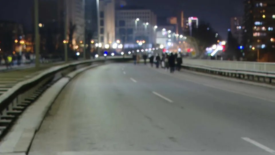 Studenti okačili transparent na most u Novom Sadu, došla policija