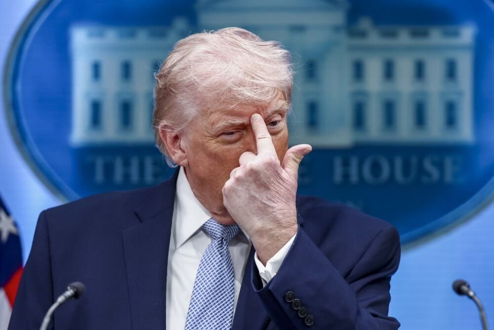 TRAMPU SE NE PIŠE NA DOBRO: Pao mu rejting na najniže grane od kad je predsednik!