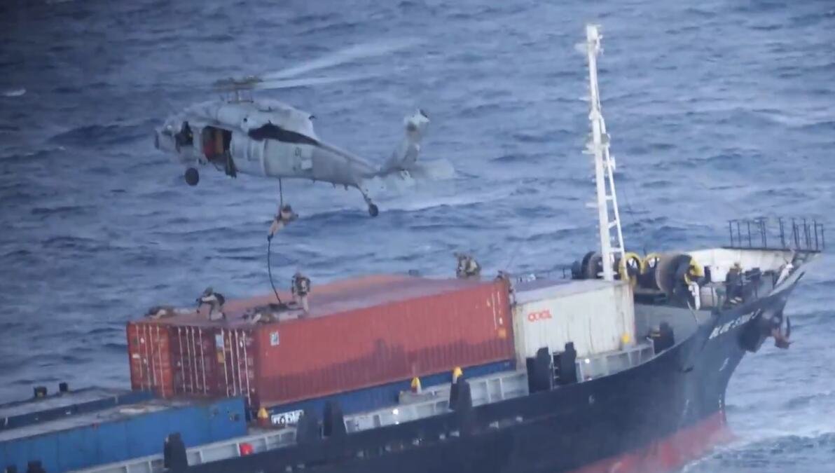 AMERIČKA VOJSKA PRIVREMENO ZAPLENILA BROD U ARAPSKOM MORU: Oslobođen posle pretrage i potvrde da ne ide u Iran (VIDEO)