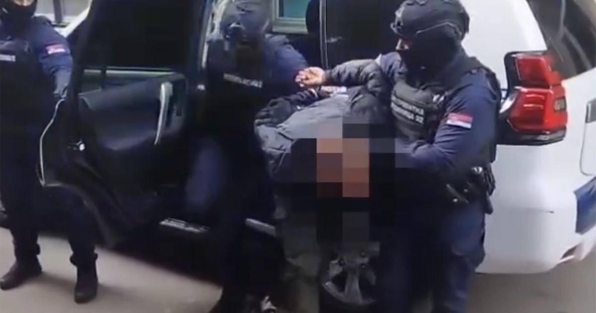 Ovako je uhapšen mladić osumnjičen za ubistvo deke na Novom Beogradu: Policija ga sa lisicama uvela u stanicu