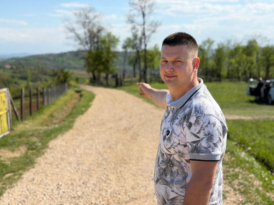 MLADI DRAGAČEVCI OSTAJU NA DEDOVINI I LEPO ŽIVE! Đorđe poručuje - svi veliki problemi su nam rešeni, sada čekamo vrtić jer je dece sve više (FOTO)