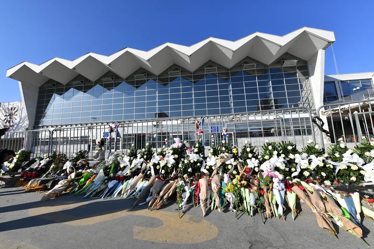 Panel: Lom nadstrešnice bio je slom države