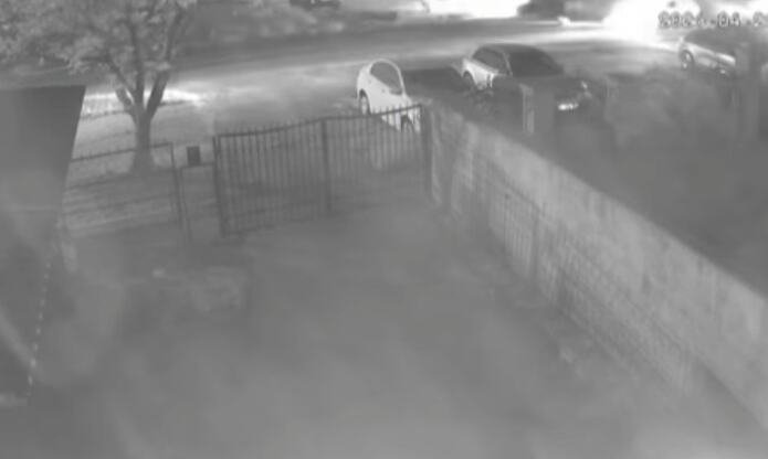 SNIMAK TEŠKE NESREĆE U BEČMENU Vozač "audija" udario u traktor i još jedno auto, pa pobegao peške (VIDEO)