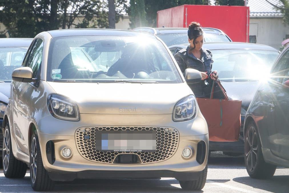 VOZNI PARK ANE SEVIĆ I NJENOG SUPRUGA MILIONERA PROCENJUJE SE NA OKO 400.000€ Evo šta je sve u vlasništvu pevačice i voditeljke