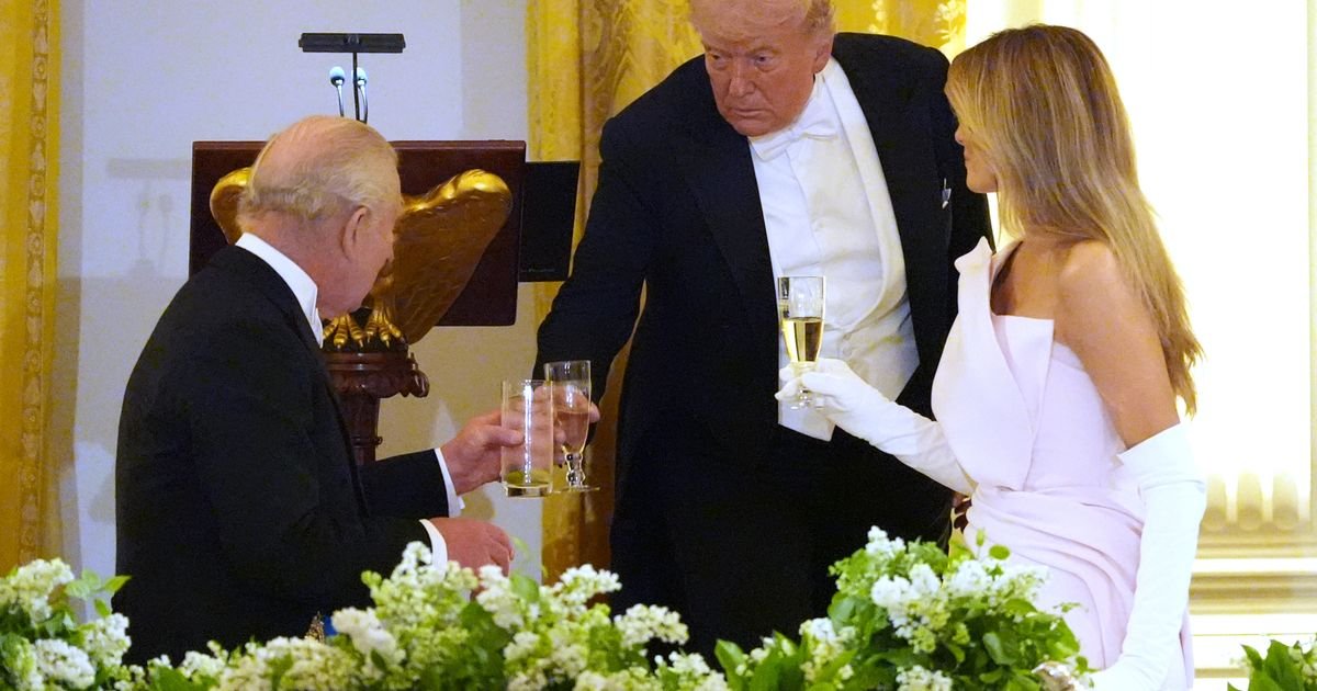 Kralj Čarls i Tramp se prozivali na večeri u Beloj kući: Naterali ste demokrate da ustanu, ja to ne bih mogao