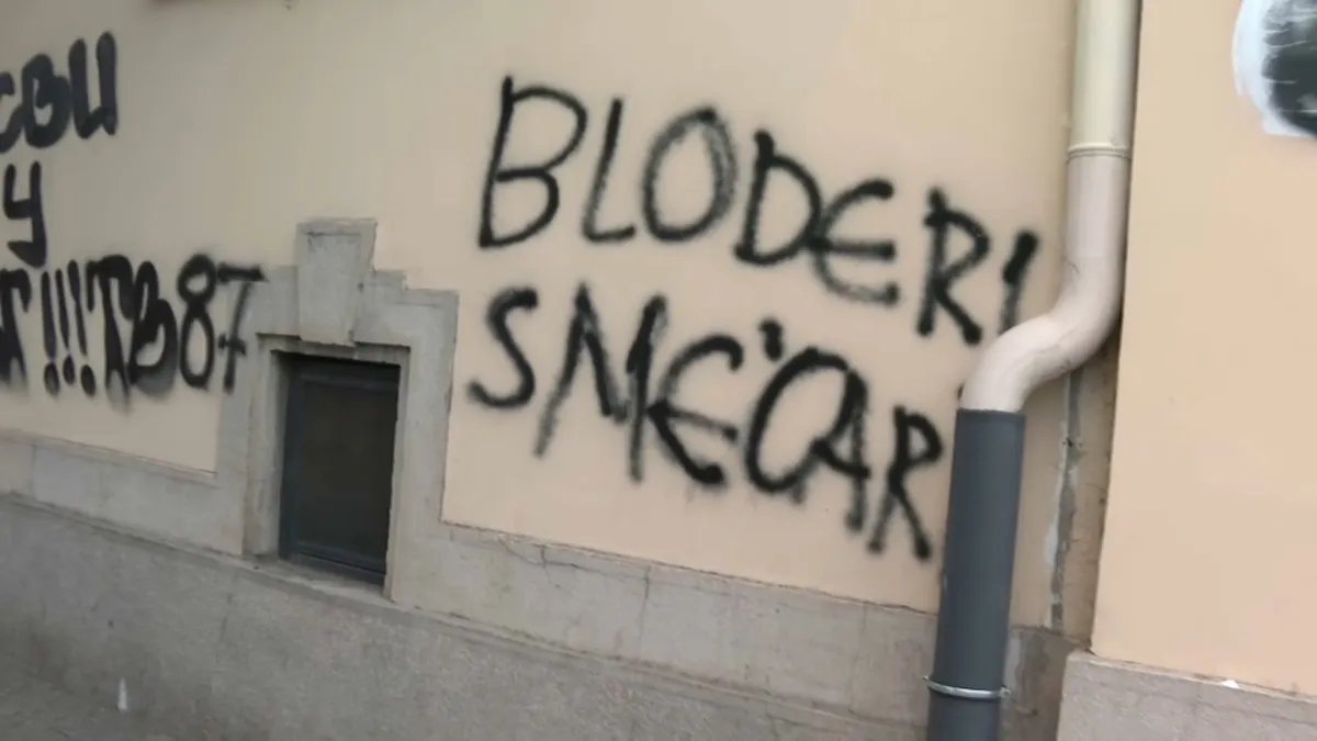 Institucije ne reaguju, pa građani uklanjaju grafite mržnje koji su preplavili grad: Da li mogu da budu kažnjeni zbog toga?