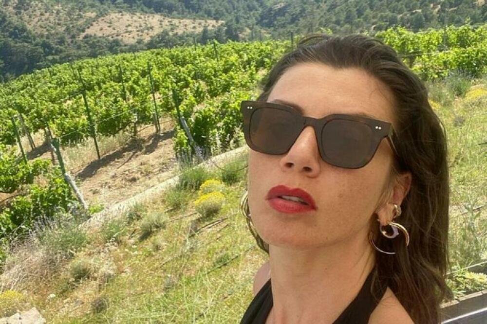 GLUMICA KOJU SRBI VOLE VARALA MUŽA SA ROĐENIM SVEKROM: Uhvatio ih gole na gomili, sve iscurilo u javnost odmah!