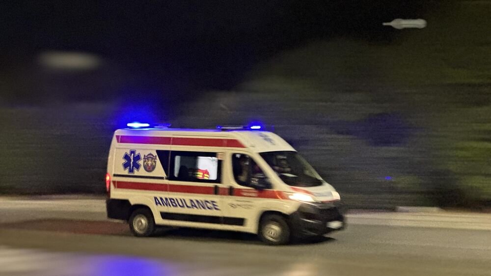 Strašna saobraćajka u Tekerišu: Automobil potpuno smrskan, ima poginulih!