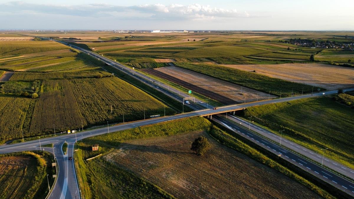 AMSS: Umeren intenzitet saobraćaja, mestimična kiša može otežati vožnju