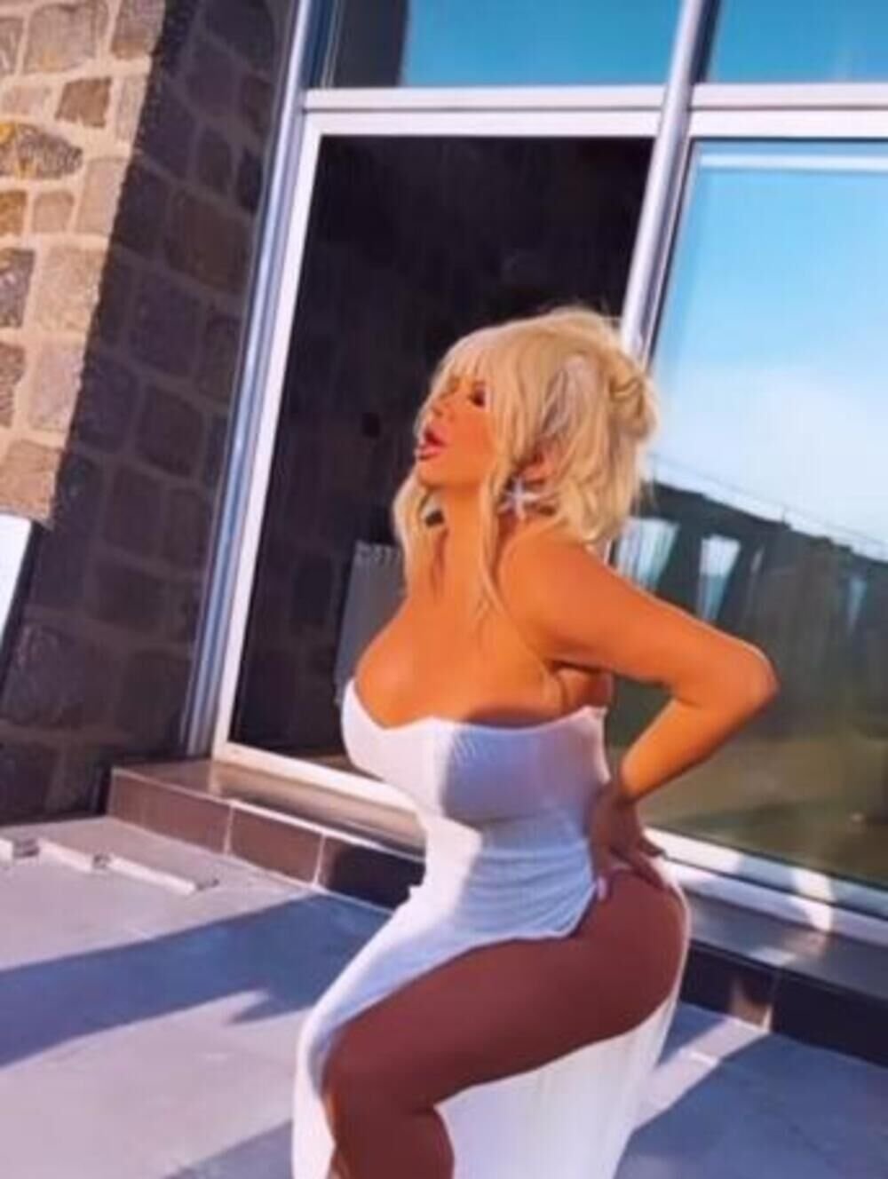 NAKON DARINOG INTIMNOG SNIMKA, ISCURILA I FOTOGRAFIJA SA DVOJICOM! Na njoj OTAC I SIN - "MOJA DARO, U TEBE SAM..."