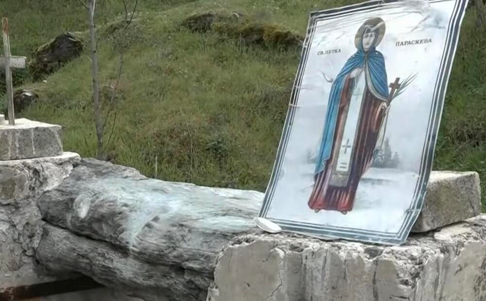 DA LI STE ČULI ZA "NIŠKI OSTROG"? Vernici prolaze kroz njega i tvrde da se DEŠAVAJU ČUDESNE STVARI (FOTO)