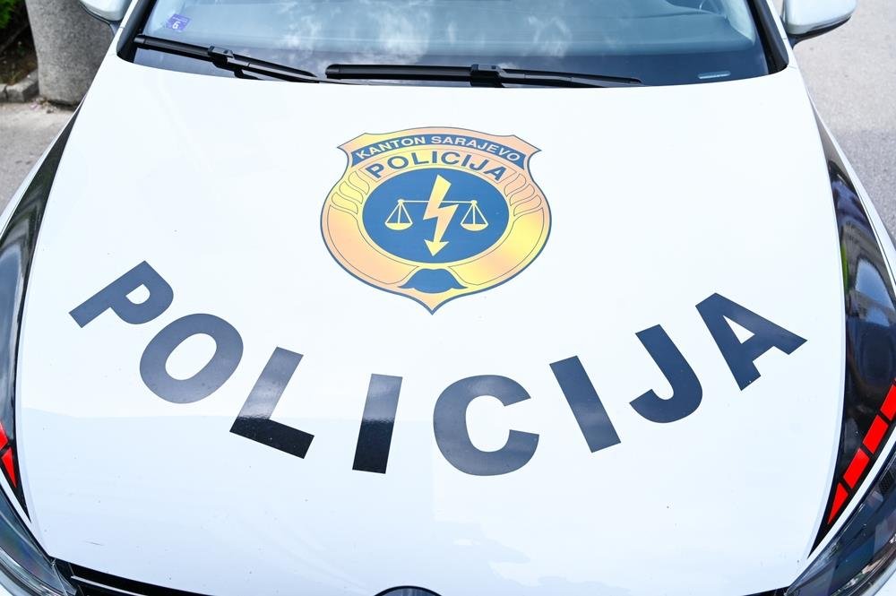 SUDAR TRI AUTOMOBILA KOD ŽEPČE: Žena povređena, saobraćaj obustavljen