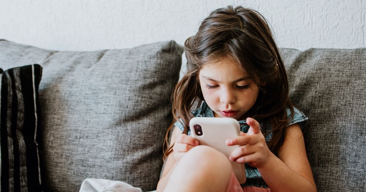 Evropska komisija optužila Metu: Deca mlađa od 13 godina bez prepreka otvarala naloge na Fejsbuku i Instagramu