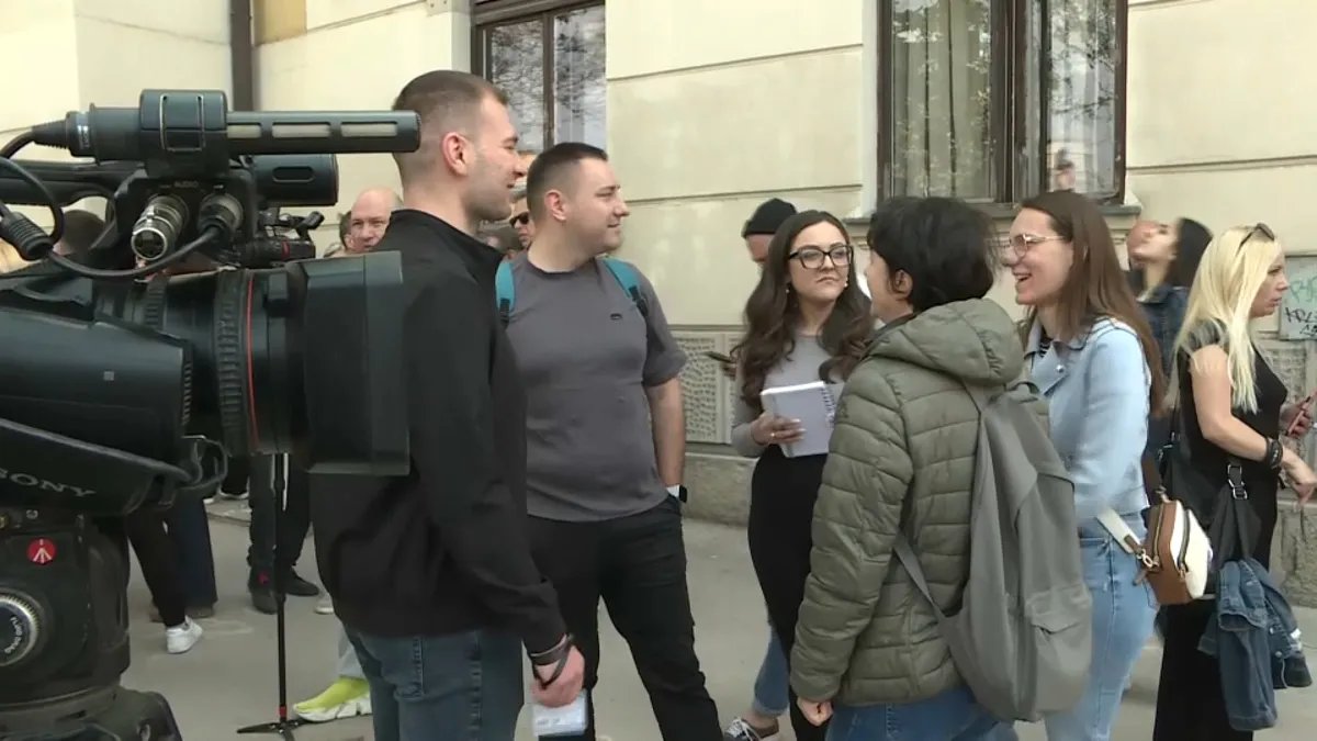 Okupljanje ispred suda u Nišu pred suđenje studentu: Terete ga zbog gađanja gradonačelnika jajima