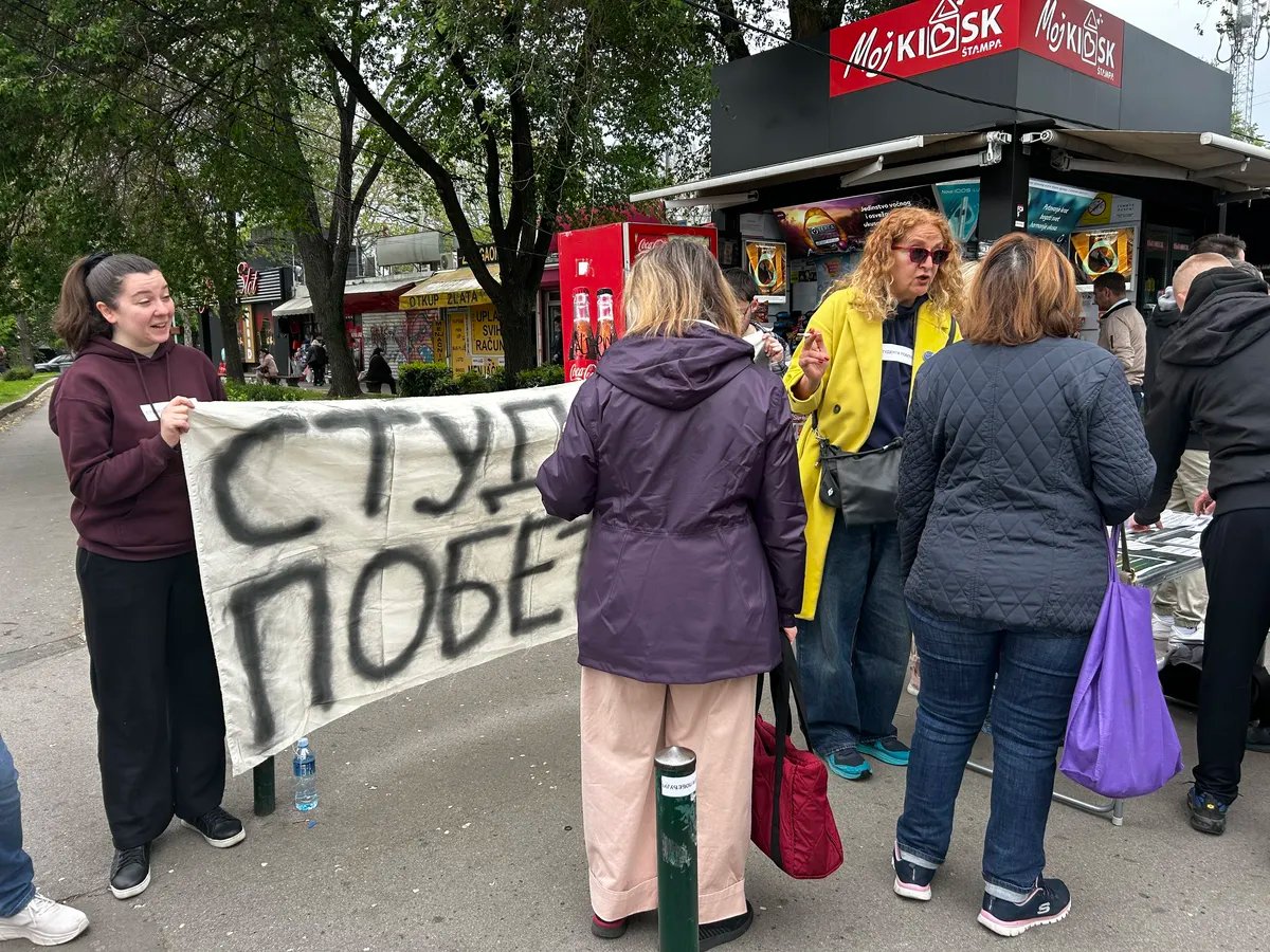 Napeto na Cvetkovoj pijaci: Naprednjaci postavili štandove prekoputa studentskih VIDEO