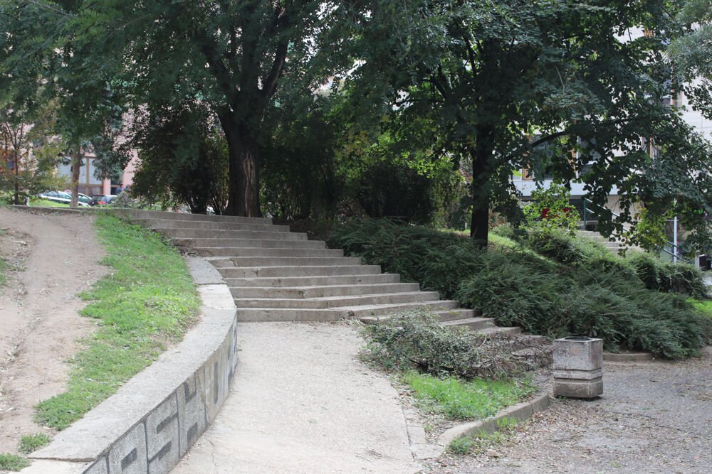 ČOVEK SEO NA KLUPU DA ODMORI, PA PREMINUO: Tragedija u Zemunu