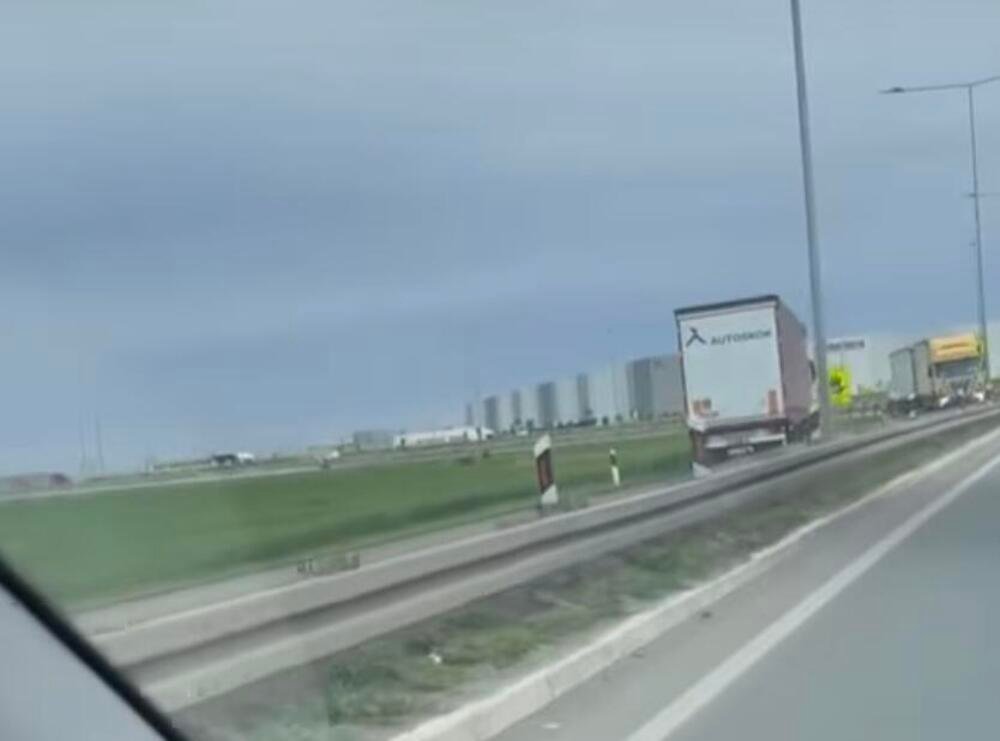 KAMION VOZI U KONTRASMERU NA AUTO-PUTU: Pojavio se novi snimak sa puta u Srbiji, JEZIVO! (VIDEO)