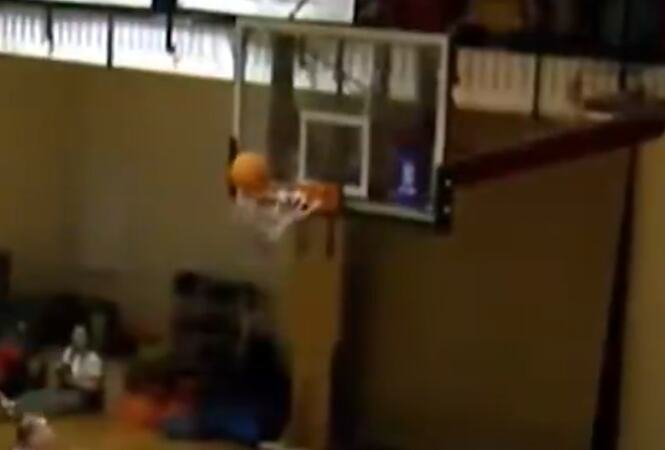 DA LI JE OVO NAJLUĐI POGODAK U KOŠARCI IKADA?! Fizika prestala da postoji, a lopta je dva puta ušla u koš! Svi u neverici gledali!