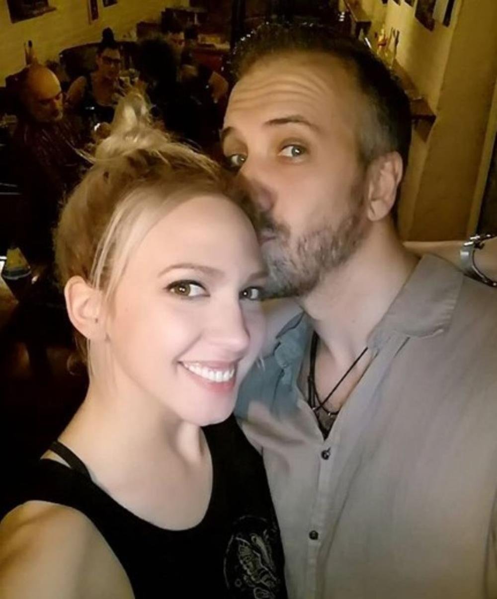 MILICA VEĆ JEDNOM BILA SA OŽENJENIM? Žena saznala MESEC DANA PRE POROĐAJA! Sad izmenio lični opis! (FOTO)