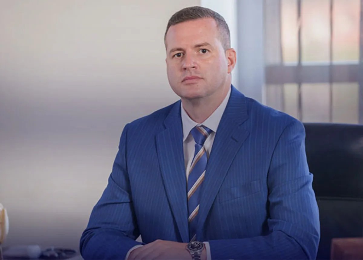 Haos i u Inđiji, naprednjaci postavili štandove ispred tranparenta "Studenti pobeđuju": Gradonačelnik Gašić snima direktora komunlanog dok uklanja transparent