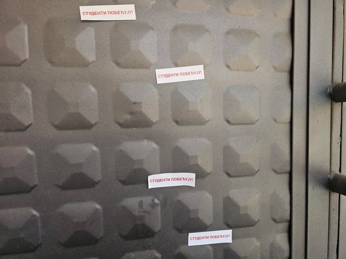 Nalepnice "Studenti pobeđuju" osvanule na severu Kosova FOTO