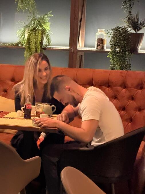 UHVATILI SMO PEVAČE SAME U RESTORANU! Evo s kim je Mirela provela veče čim je iz Podgorice došla u Beograd (FOTO)