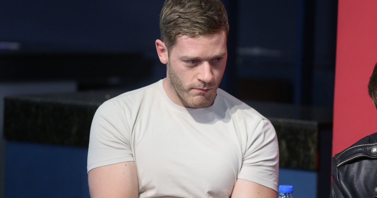 "Hvala što pratite javno iznošenje moje dijagnoze" Glumac šokirao sve ovim potezom, pokazao noge, ljudi u šoku